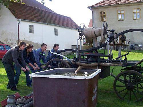 Setkání historické hasičské techniky v Řevničově