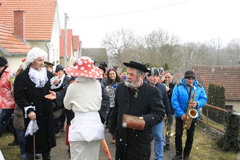 Průvod čítal okolo šedesáti masek, vycházelo se od hospody, kde se také po dvou hodinách končilo a začínalo se losovat o nejhezčí masky.