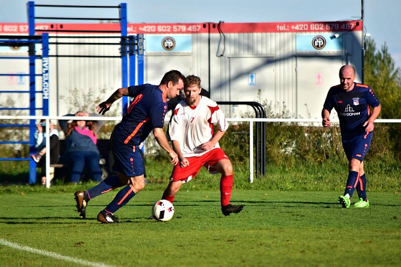 Pavlíkovu (v bílém) se v okresním přeboru moc nedaří a s oslabeným Městečkem uhrál jen remízu 1:1. Za hosty chytal jejich nejproduktivnější borec Petr Šnídl.