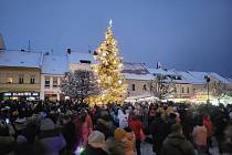Ze slavnostního rozsvícení vánočního stromku na Husově náměstí v Rakovníku.