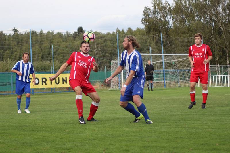 Fotbalisté Nového Strašecí (v modrobílém) porazili na svém hřišti Velim 2:1.