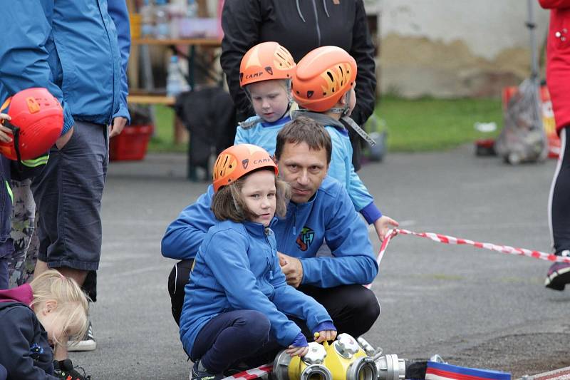 Krajské setkání přípravek Středočeského kraje na hřišti u rakovnické sokolovny, závody malých hasičů.