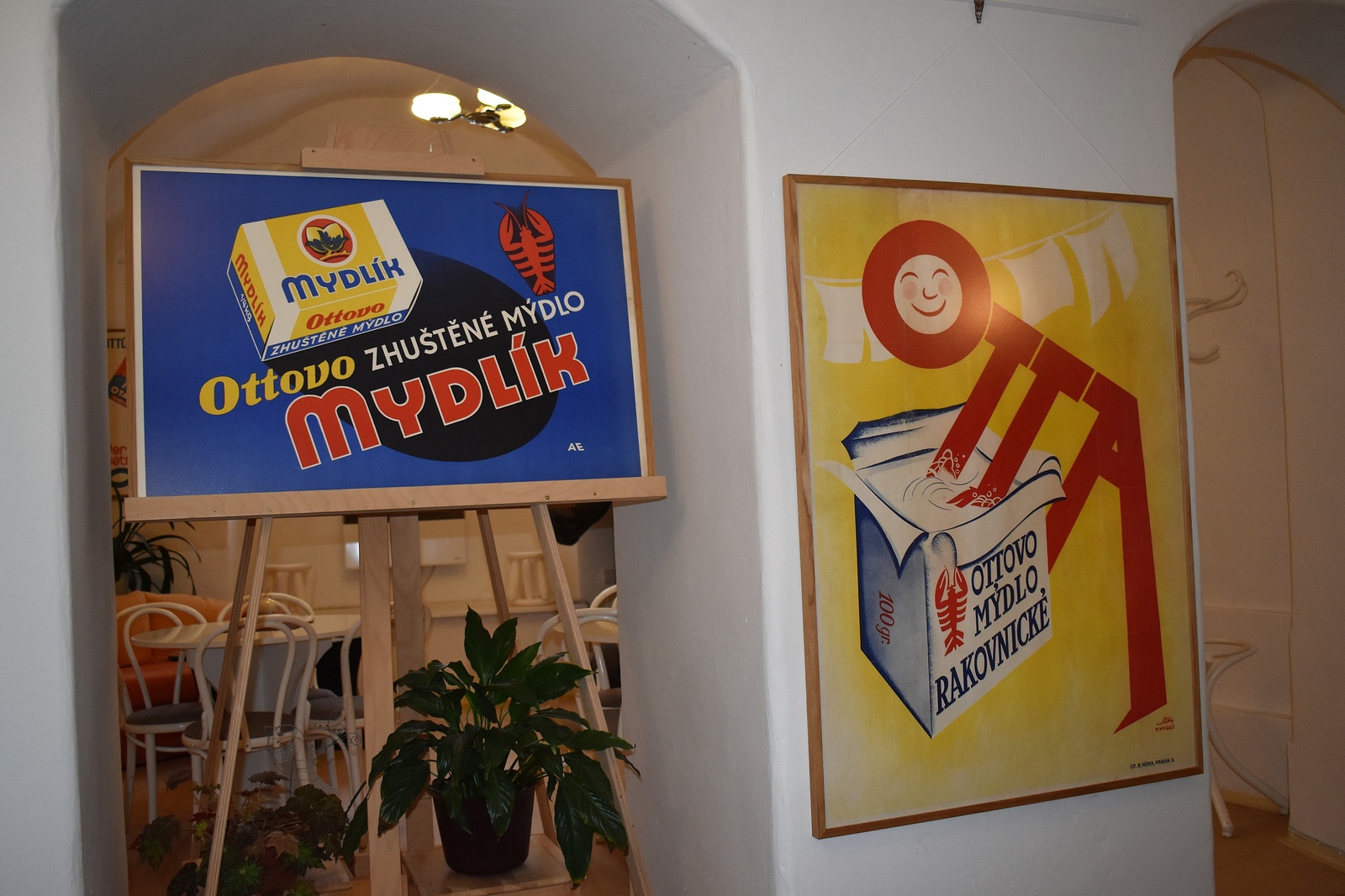 Foto: Výstava v Samson Cafeé nabízí výběr reklamních obrazů a plakátů firmy  Otta - Rakovnický deník