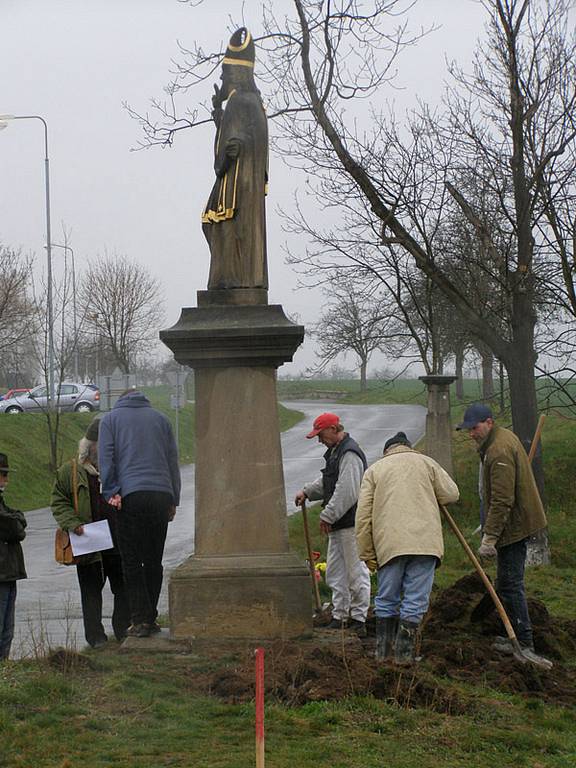 Příprava na stěhování sochy sv. Vojtěcha