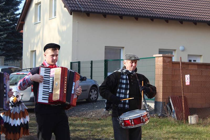 Lužnou prošly nejrůznější masky. Do rytmu jim cestou hrála hudební kapela v podání místních občanů.