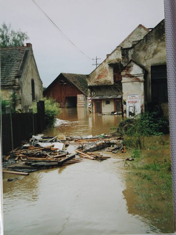 Zatopená pila v Kostelíku při povodních v roce 2002  Autor: Archiv manželů Macourkových