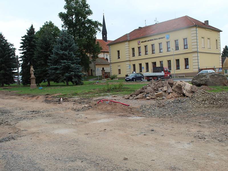 Rekonstrukce náměstí Karla Buriana v Senomatech.