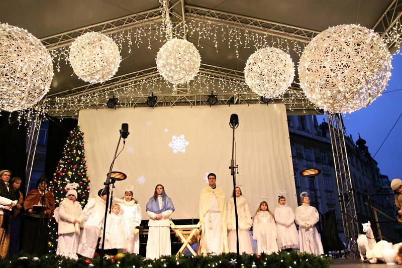 Barušky a Berušky při svém vánočním vystoupení na Staroměstském náměstí zaujaly kromě českého publika i davy lidí ze všech koutů světa. 