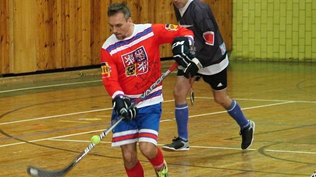 Hokejbalisté, kteří v druhé polovině 90. let hráli Rakovnickou hokejbalovou ligu, se opět sešli ve sportovní hale, aby pomohli potřebným.