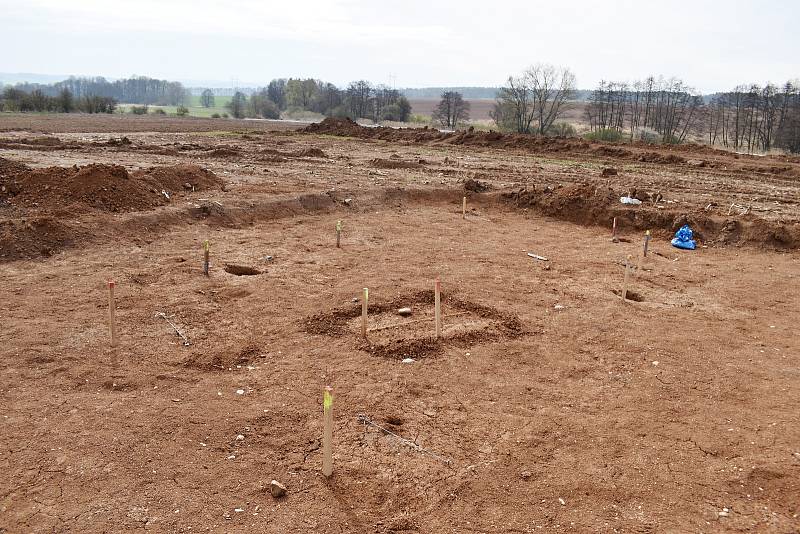 Na hlavní trase plánované dálnice D6 u Nesuchyně a Krupé probíhá archeologický průzkum, který provádí Česká společnost archeologická.
