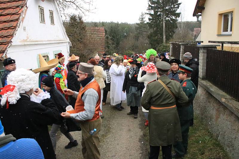 Průvod čítal okolo šedesáti masek, vycházelo se od hospody, kde se také po dvou hodinách končilo a začínalo se losovat o nejhezčí masky.