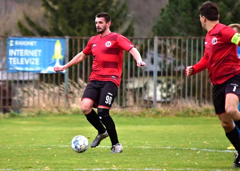 Šlágr okresního přeboru: Lužná (v červeném) - Senomaty 1:1.