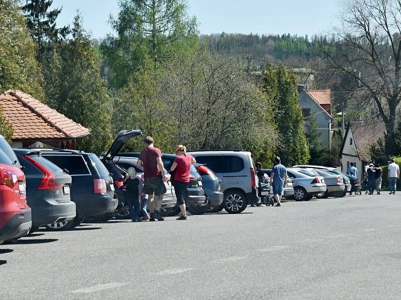 Krásné počasí přilákalo na Krakovec stovky turistů.