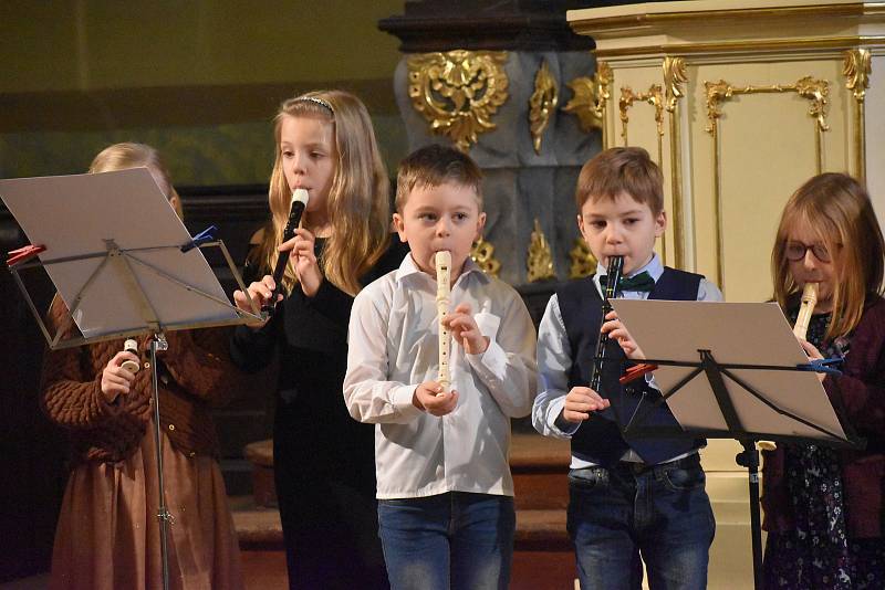 Slavnostní předávání pololetního vysvědčení prvňákům 2. základní školy v rakovnické synagoze.