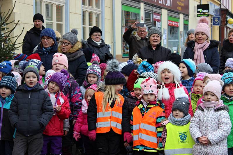 Nejkrásněji nazdobený stromeček letošního roku měla podle hlasování veřejnosti SŠ, MŠ a ZŠ Rakovník. Gratulujeme!