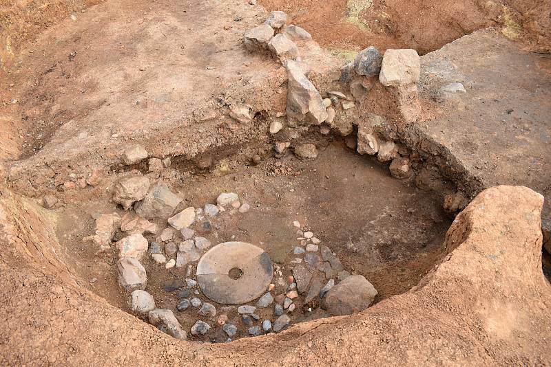 Archeologický výzkum u Nesuchyně se chýlí ke konci. Jedním z posledních nálezů je zaniklý zájezdní středověký hostinec.