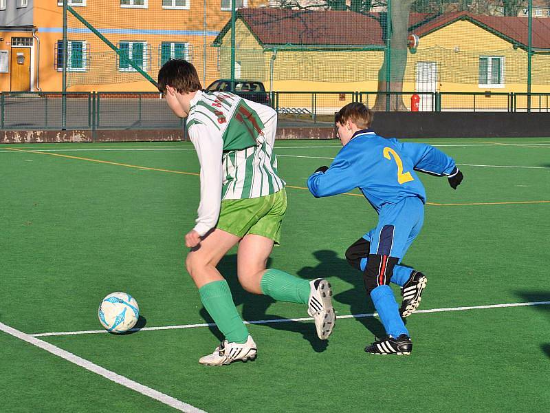 Mladší žáci SK Rakovník  (v modrých dresech) sehráli přípravný zápas s SK Zeleneč