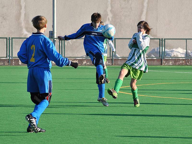 Mladší žáci SK Rakovník  (v modrých dresech) sehráli přípravný zápas s SK Zeleneč