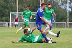 Na úvod divize fotbalisté SK Slaný (v modrém) vyhráli na hřišti Tatranu Rakovník 2:1 po penaltové rozstřelu. Vimra trefil Borák, vzadu Verner