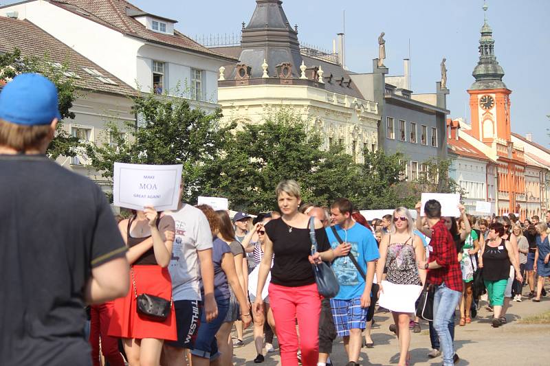 Studenti v Rakovníku protestují proti propouštění učitelů.