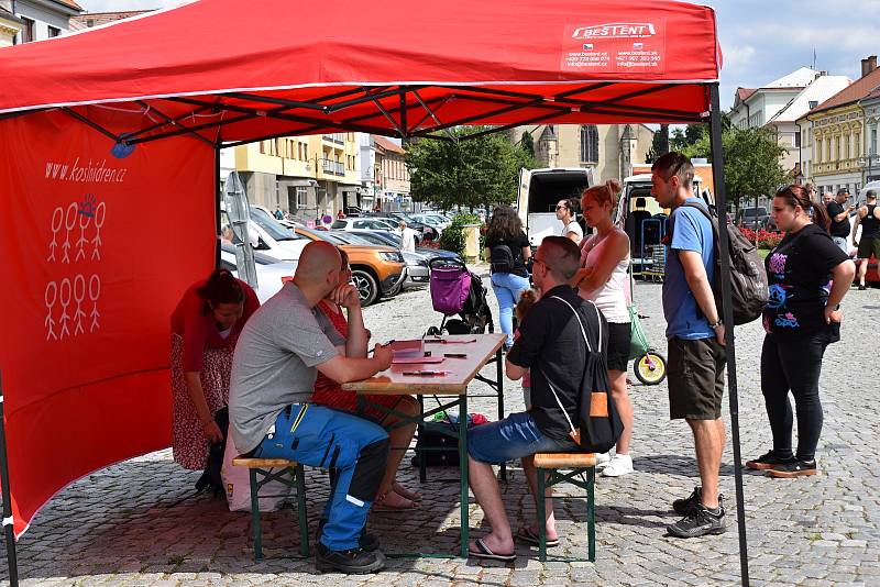 Z náboru dárců kostní dřeně na rakovnickém náměstí.