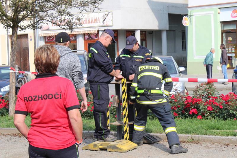 Na rakovnickém náměstí se v sobotu soutěžilo O pohár starosty Krajského sdružení hasičů.