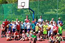 Účastníci basketbalového kempu v Novém Strašecí. Vojta Hruban (v bílém)byl patronem basketbalového kempu v Novém Strašecí.