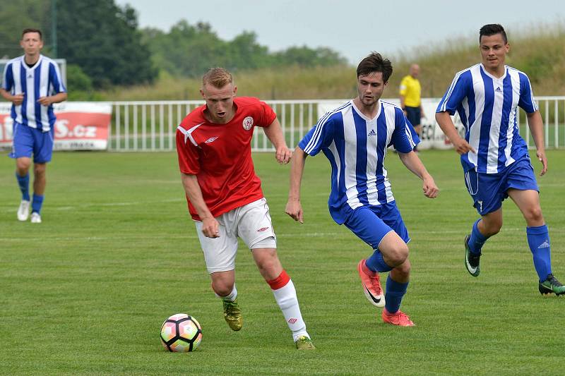 Novostrašečtí fotbalisté zdolali v regionálním derby Tuchlovice 6:3.