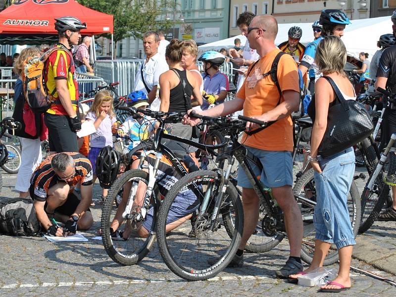 Orientační závod dvojic před startem na Husově náměstí - Rakovnické cyklování 2015