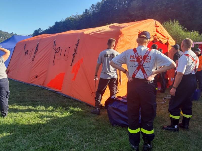 U Zbečna na Rakovnicku se v pátek a v sobotu uskutečnilo rozsáhlé taktické cvičení Povodňová vlna 2020.