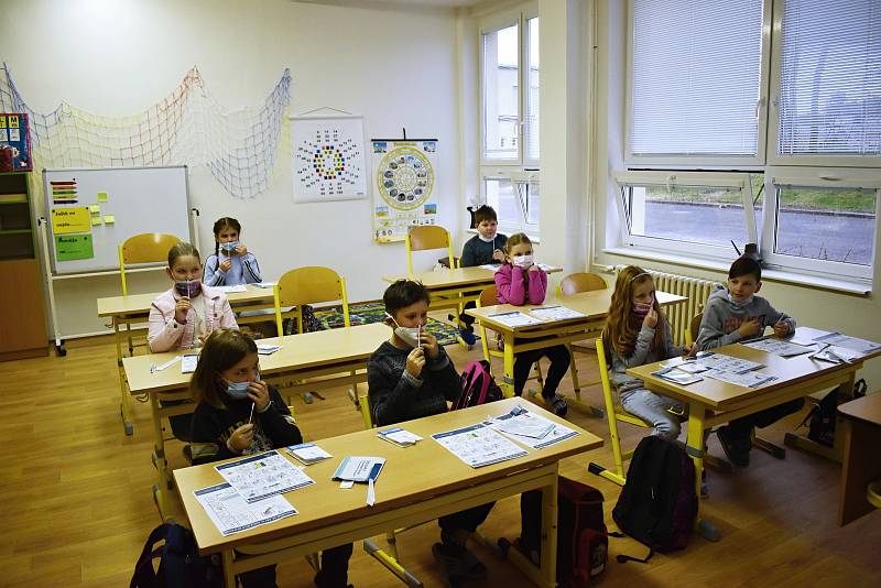 Žáci lubenské školy se po dlouhé době vrátili do školy.