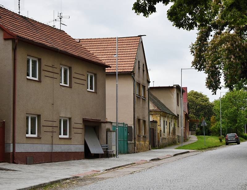 Z luženské tepny mizí "kočíčí hlavy", které k obci desítky let neodmyslitelně patřily. Opravena bude silnice i chodníky.