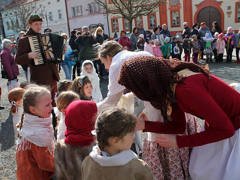 Rakovnické děti vítaly ve středu 20. března 2019 první jarní den.