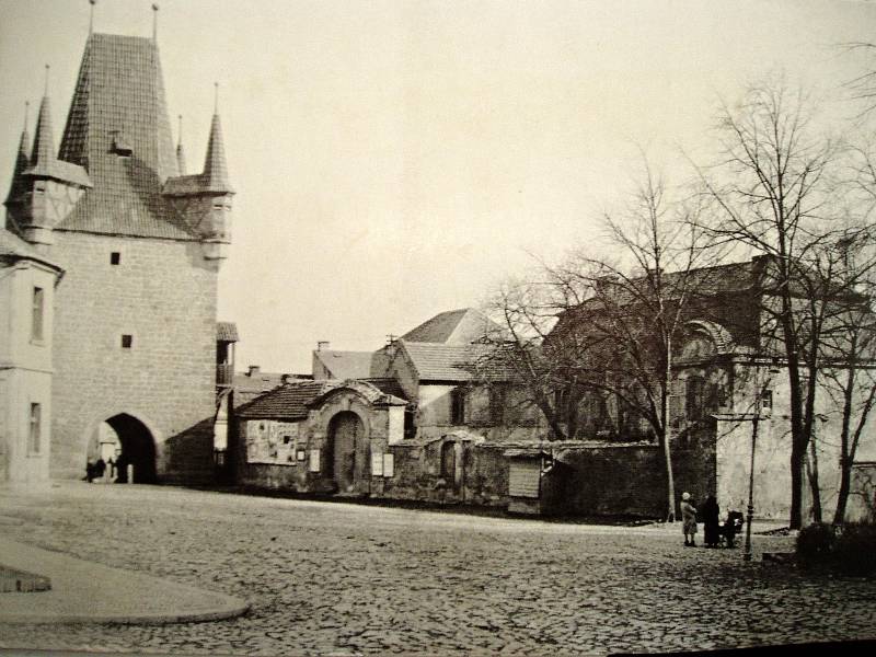 Pohled na bývalý palác plaských cisterciáků ze severozápadu v roce 1913.