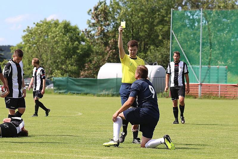 Z fotbalového utkání III. třídy Řevničov - Kroučová (0:1) a následných oslav postupu domácího mužstva