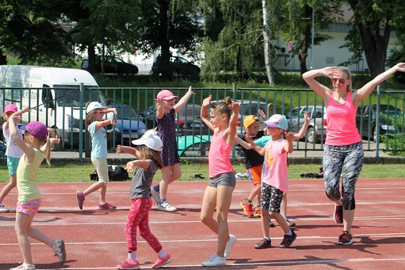 Dětský sportovní den na hřišti rakovnické sokolovny si děti náramně užily.