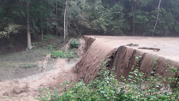 Blesková povodeň se přehnala obcí Lašovice.