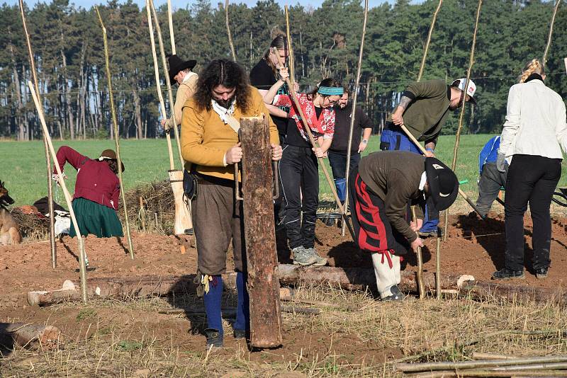 Stavba experimentální dělostřelecké reduty u rakovnického letiště.