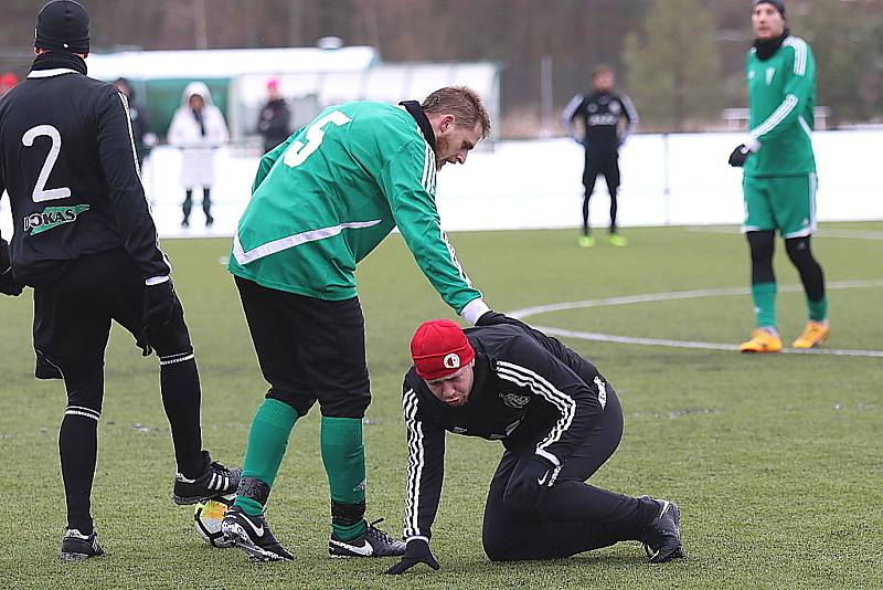 Divizní fotbalisté Tatranu Rakovník (v zeleném) vyhráli v přípravném utkání nad celkem Dobříše jasně 5:2.