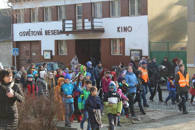 Lužnou prošly nejrůznější masky. Do rytmu jim cestou hrála hudební kapela v podání místních občanů.