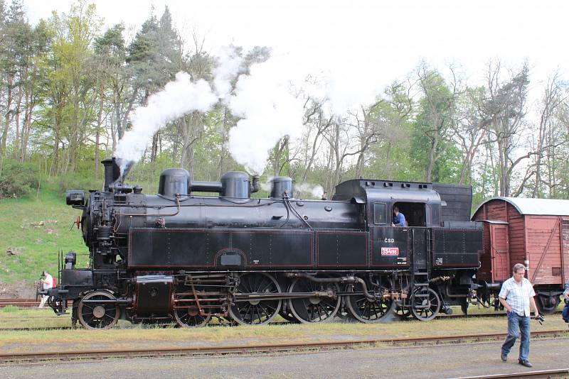 Muzeum Českých drah v Lužné u Rakovníka zahájilo letošní sezonu velkolepou akcí, lokomotivy přilákaly mnoho lidí.