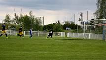 Nové Strašecí (v modrobílém) porazilo doma v derby SK Rakovník 2:1 na penalty.