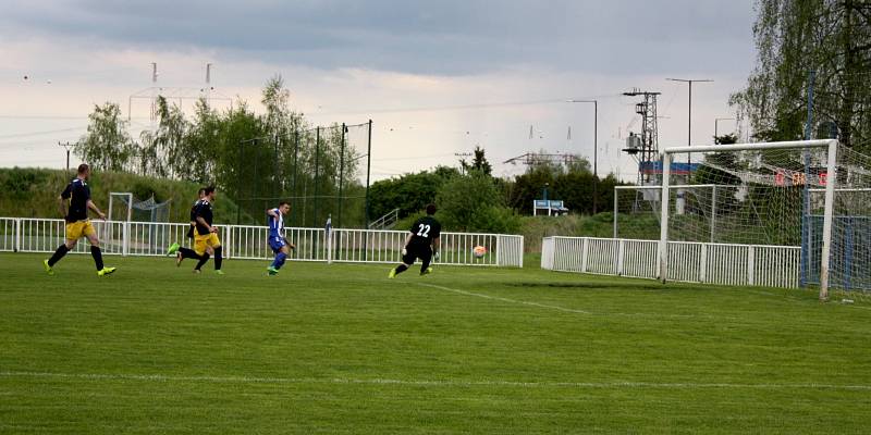 Nové Strašecí (v modrobílém) porazilo doma v derby SK Rakovník 2:1 na penalty.