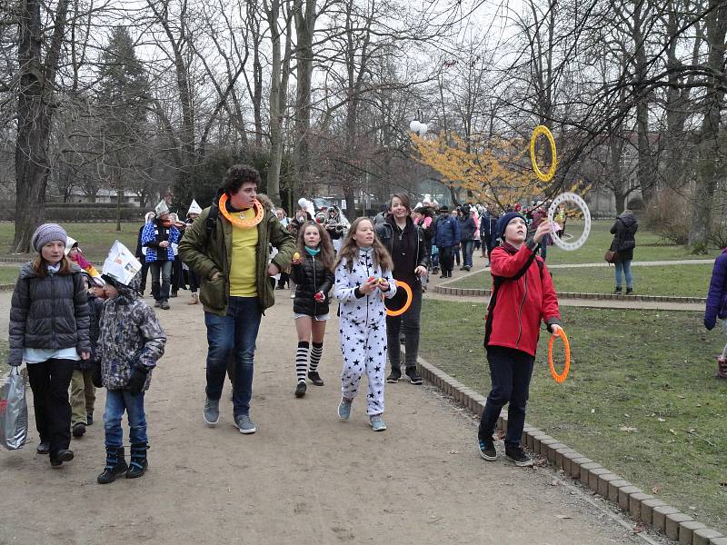 Masopust ve znamení "Hajdy do peřin" v režii rakovnického Domu dětí a mládeže přinesl nejen průvod z Čermákových sadů na Husovo náměstí, ale i spoustu pestrobarevné zábavy s připomenutím tradic v podání souboru Borůvky.