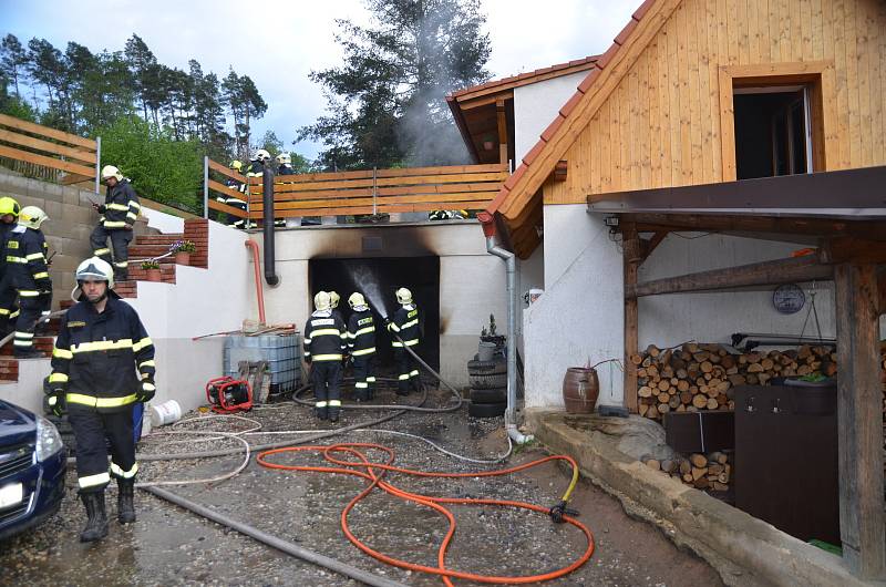 Požár v garáži způsobil škodu 800 tisíc korun, majitel utrpěl lehké popáleniny dolních končetin.