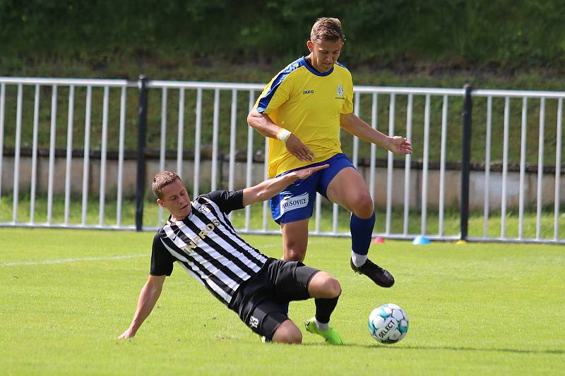 Druhé kolo ČFL: Rakovník (ve žlutém) doma se štěstím uhrál remízu 1:1 s Admirou Praha.