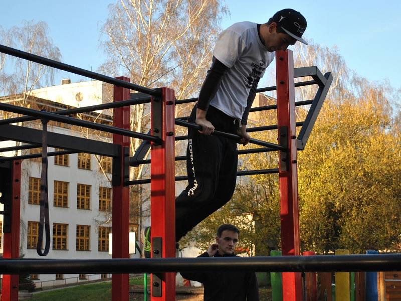 Street Workout Rakovník - takhle cvičí kluci několikrát týdně...