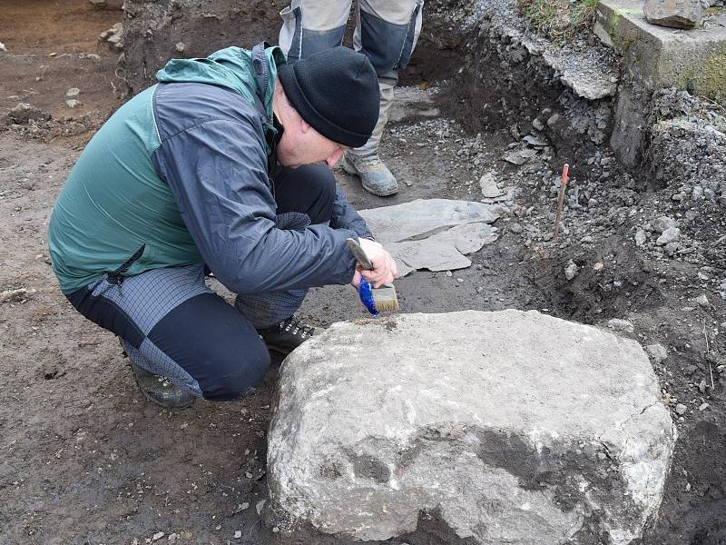 Záchranný archeologický výzkum raně středověkého pohřebiště ve Zbečně.