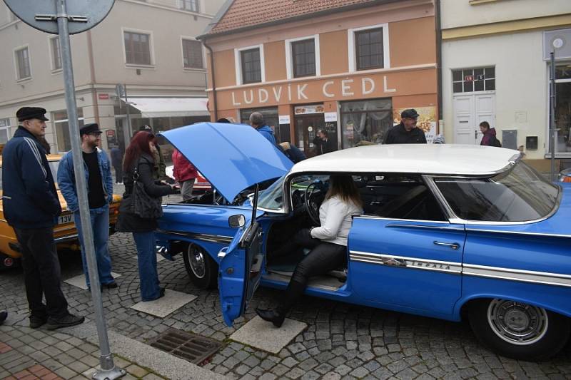 Čtvrteční sraz autoveteránů na Husově náměstí v Rakovníku.