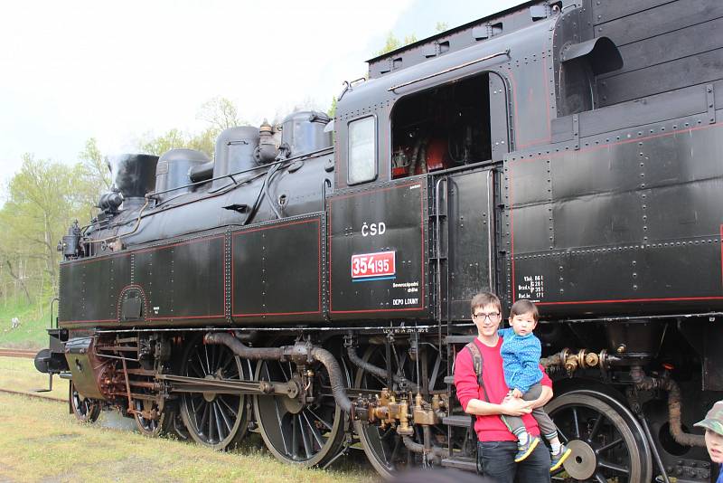 Muzeum Českých drah v Lužné u Rakovníka zahájilo letošní sezonu velkolepou akcí, lokomotivy přilákaly mnoho lidí.